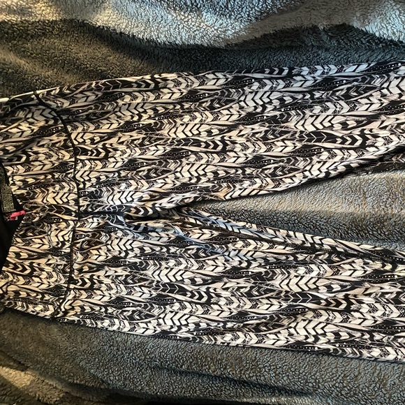 VSX Ultimate Tights Leggings Size L. Gray, white and black feather print. - Picture 2 of 2